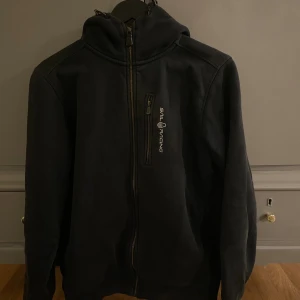 Sail Racing Ziphoodie - Sail Racing Ziphoodie, nypris 1500kr. Bra skick, storlek S. Använd till och från, överlag bra skick.
