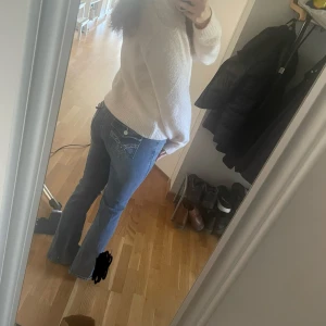 Mörk blåa flared jeans 👖  - Mörk blåa flared jeans I storlek M, köpta för 300 kr (Kmr inte ihåg märket) Är i bra skick och perfekt i lägnden för mig som är 171cm 💗
