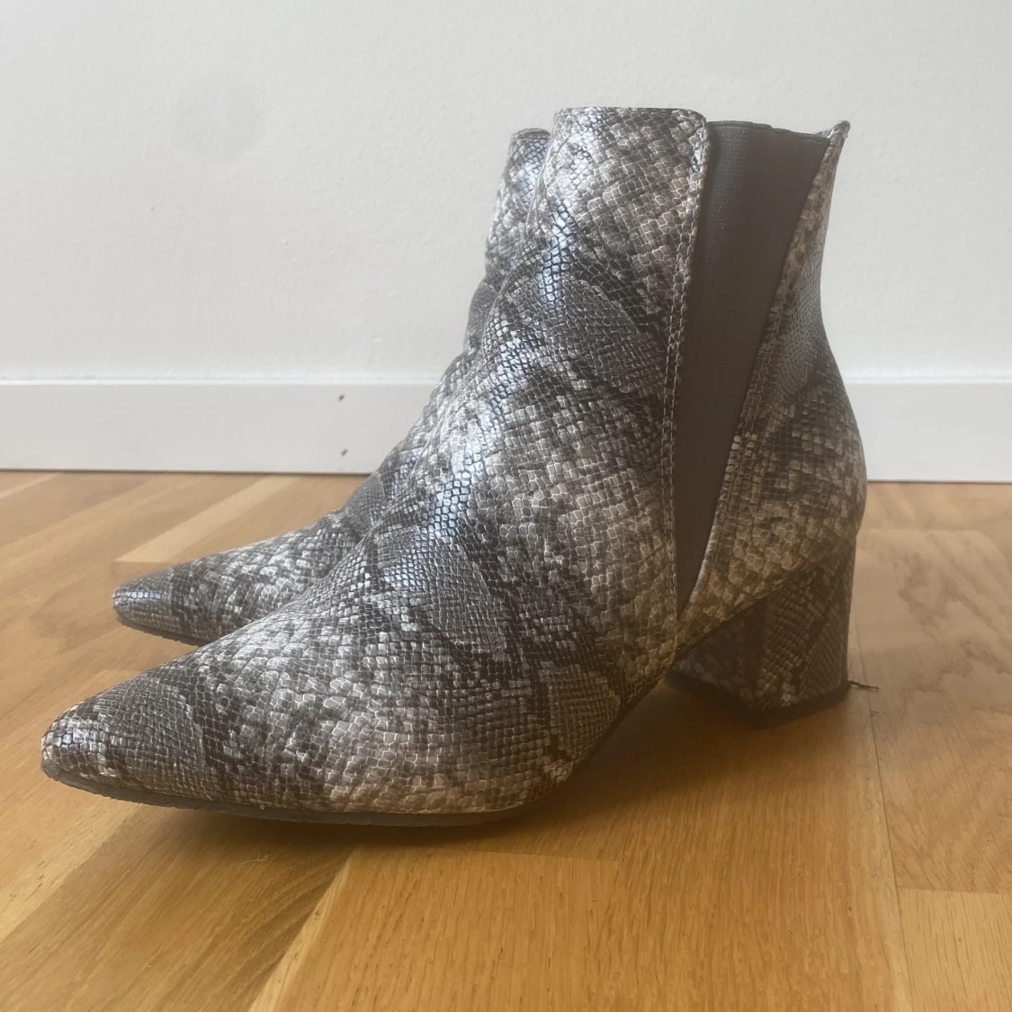 Klackskor med ormskinnsmönster 
