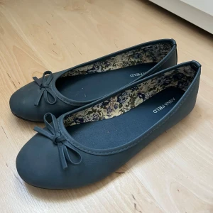 Ballerinaskor - Blåa ballerinaskor i väldigt bra skick🫶 Använda nån gång men inga defekter alls!