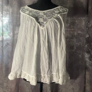 Vit linne - Kan användas både som ett linne och ett natt linne. Sitter väldigt skönt på en   100% cotton 