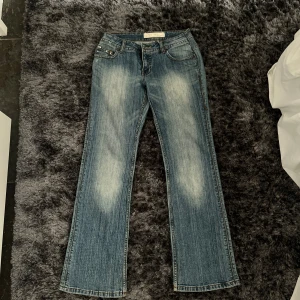 Ljusblå lowwaist jeans  - Ljusblå lowwaist jeans med glitter fickor.   Midjemått: 80cm  Innerben: 75 cm