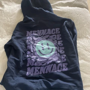Hoodie - snygg hoodie med tryck, säljer pga har många andra😇 Nypris - 500kr