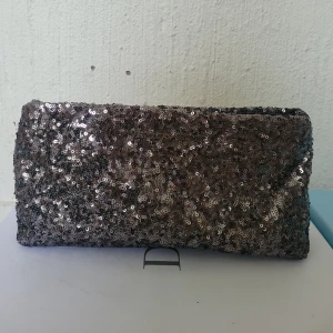 Victoria Secret glitter-clutch🔥 - Sjukt snygg clutch från Victoria Secret🔥 aldrig använt så helt i nyskick! Passar perfekt till fest då den glittrar sjukt fint!🔥🔥🔥