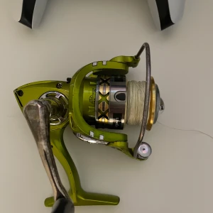 Fiske spö  - Ett fint och lätt använt fiske spö som ja har haft nu i ett halvår men fiskat väldigt mycket med, rullen har tappat lite färg men de gör de inte svårare att få fisk på. 