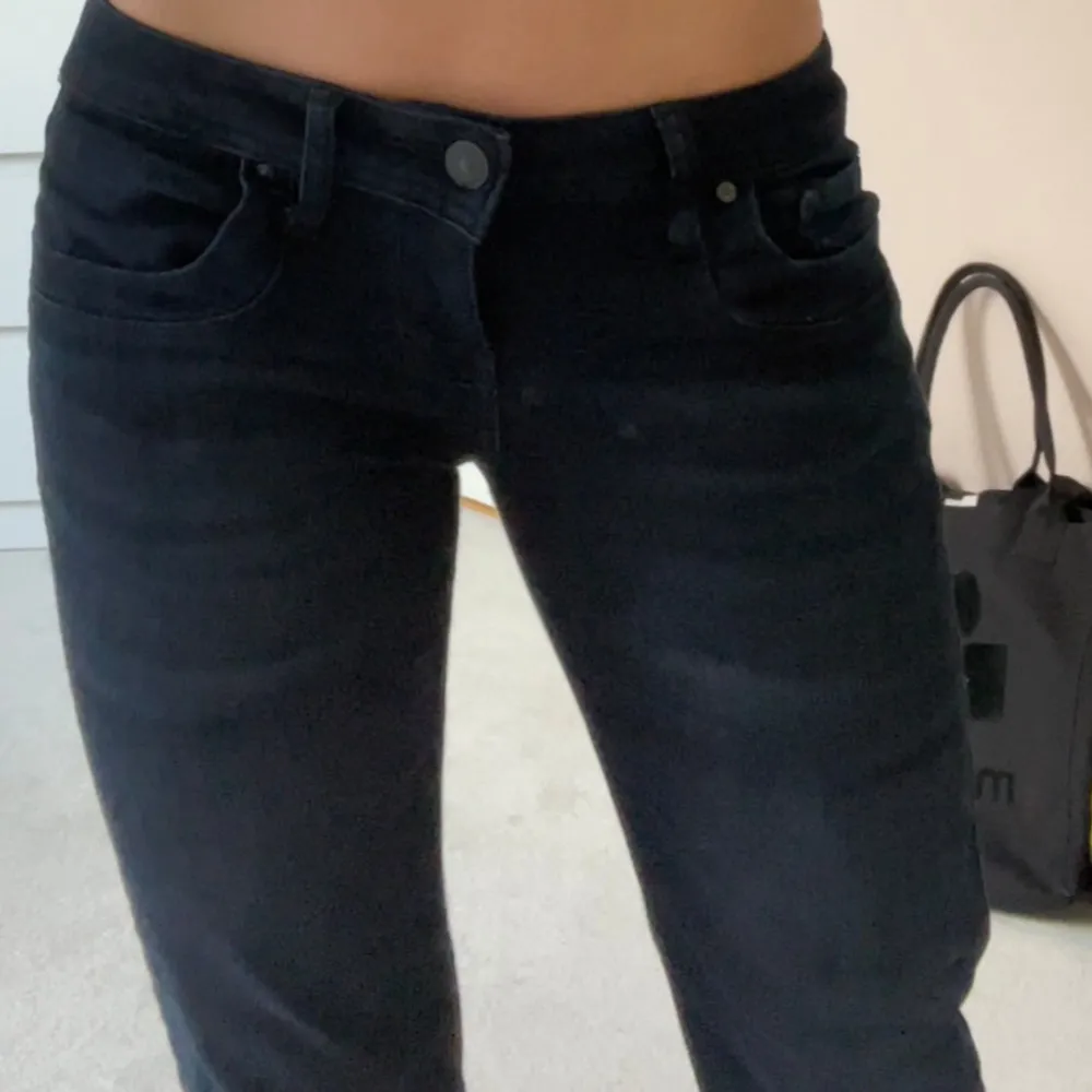 Säljer dessa skot snygga jeans ifrån LTB pga de inte har kommit till användning (använda 2 ggr), där av ser dom helt nya ut! (Jeansen ör svarta/ jätte mörkblåa kolla på bilderna) och i storlek 25/32! Skriv för fler bilder osv!!💕💕 . Jeans & Byxor.