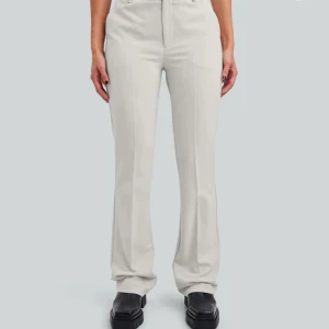 Ljusbeige Kostymbyxor  - Jätte fina kostym byxor synd att dom  inte passa, dom är köpt sen föra veckan  och helt fläckfri.dom är köpta för 550kr