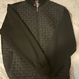 Tommy Hilfiger svart huvtröja  - Den är i storlek 5XL, den kommer inte till användning så de därför den säljs, den är helt ny, den blir 400kr plus frakt.