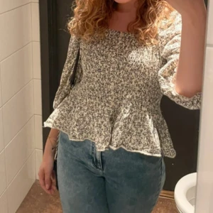 Blommig blus  - En blus jag köpt från Kappahl i strl L. Den är i bra skick och i tjockt material som känns behaglig. Man kan välja om man vill ha den som offshoulder blus också 🫐
