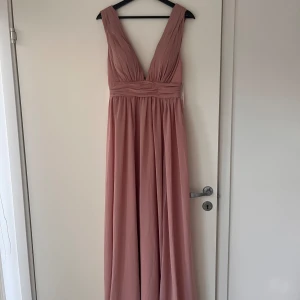 Festklänning  - Säljer min andra balklänning då den var fel storlek. Jätte skönt material. Kan användas som en festklänning till lite finare evenemang 💗