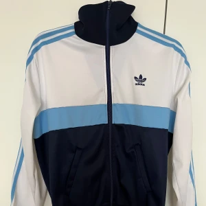 Adidashoodie - Jättefin addidas hoodie som funkar perfekt för träning eller som en vardaglig tröja! 💙hör av er vid frågor eller bilder på! Pris kan diskuteras 