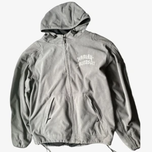 Harley Davidson jacka  - Harley-Davidson jacka! Säljer då den inte längre kommer till användning. Jackan är i storlek xxl o kan användas både med motorcykel eller som en cool oversized jacka!