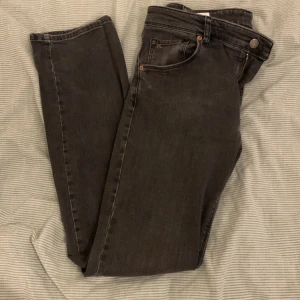 J.Lindeberg - Hej jag säljer mina J.Lindeberg för att jag har byt stil, dom är i bra skick och säljs för ett bra pris. 