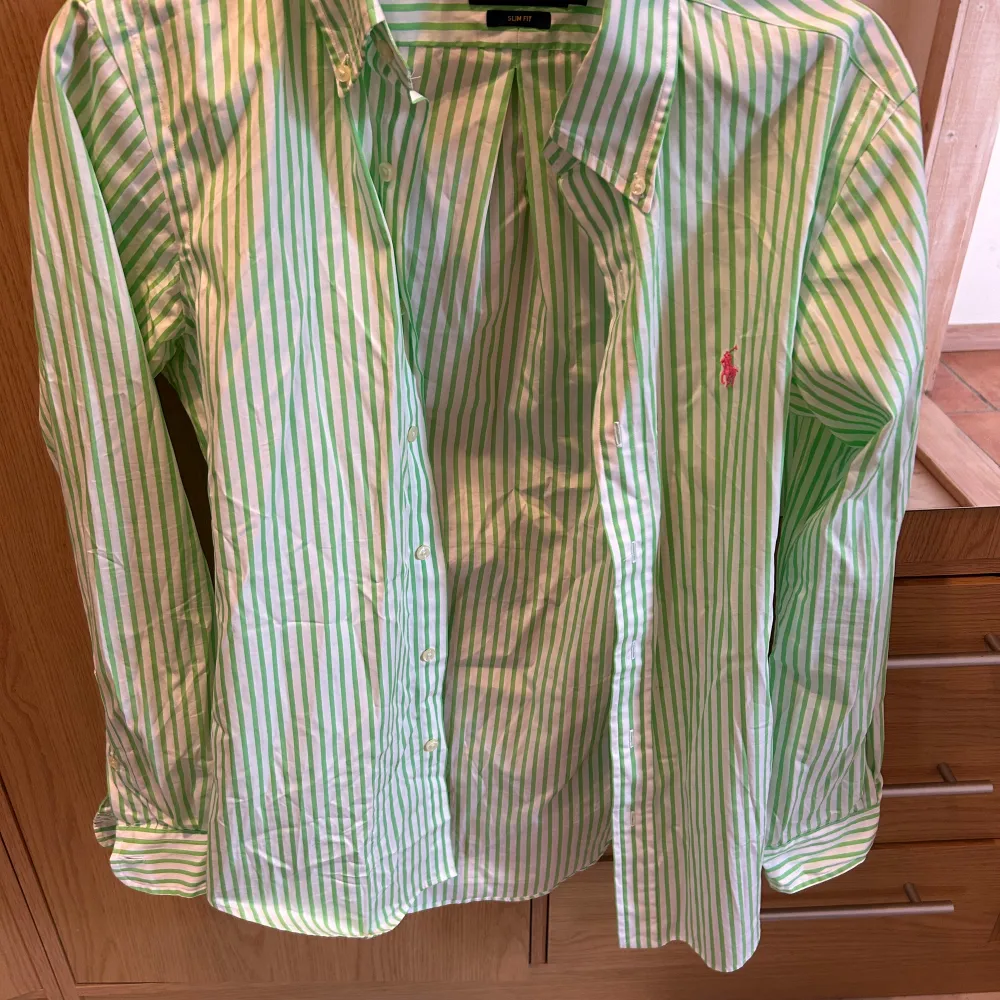 Polo Ralph lauren skjorta i storlek S. I ett randigt vit och ljust grönt mönster. Mycket bra skick. Perfekt sommarskjorta. Nypris 1199kr. Skjortor.