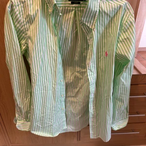 Polo Ralph lauren skjorta i storlek S - Polo Ralph lauren skjorta i storlek S. I ett randigt vit och ljust grönt mönster. Mycket bra skick. Perfekt sommarskjorta. Nypris 1199kr