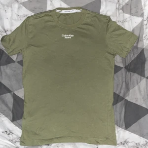 Calvin Klein t-shirt - Calvin Klein t-shirt som knappt är använd