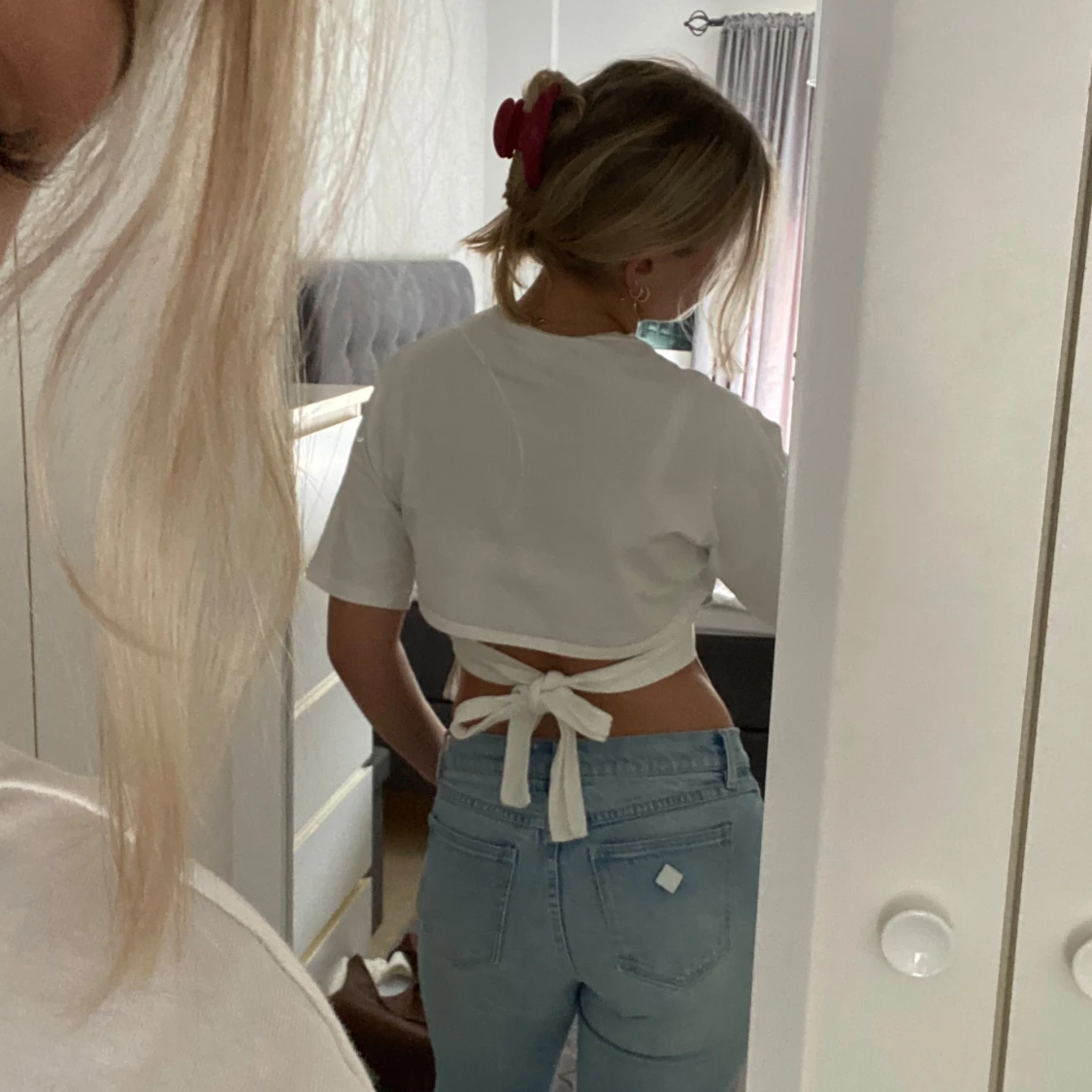 Vit t-shirt med rosett