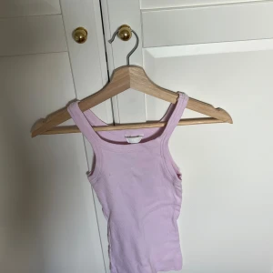 Rosa linne - Ett helt vanlig ribbat rosa linne från H&M i storlek XS, supersnygg färg nu till sommaren 💕💕💕
