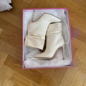 Paris Texas boots - HELT NYA Paris Texas boots i vitt läder med krokodilklack. Köpta på Nathalie Schuterman, storlek 39. Nypris 7495.!