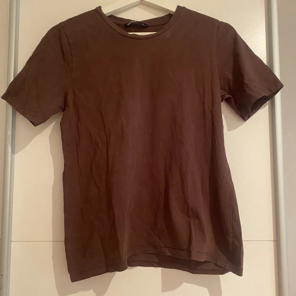 Säljer en brun t-shirt då den inte längre passar, från only i storlek XS, 50kr. T-shirts.