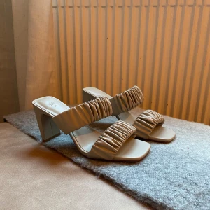 Beiga klackskor från HM - Beiga klackskor från HM i storlek 38. Klackhöjd 8 cm. Oanvända. Väldigt bekväma.