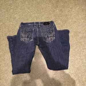Miss me - Säljer dessa miss me jeans i storlek w30, 40 cm i midjemått rakt över, innerbenslängd:79 cm, ytterbenslängd: 105cm❤️  säljer pågrund av att de är förstora i midjan😊