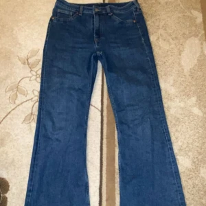 Jeans mörkblåa - Säljer dessa jeans från bootz dnm jeans då den inte kommer till användning längre.