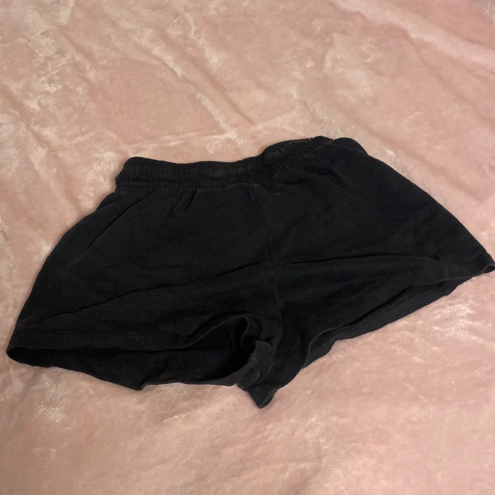 Fina svarta shorts från lager 157 i bra skick storlek xs.. Shorts.