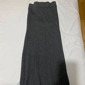 Ribbad maxikjol - Lång stickad kjol som breder ut sig vid slutet.  Väldigt bra skick. 