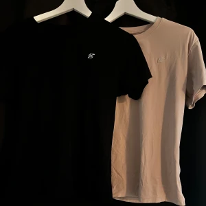 2 ZacZess T-shirts - En Svart och en ljusrosa T-shiet från ZacZess. Superfina, i ett mycket fint skick, i härligt funktionsmaterial. Båda är knappt använda.    Fraktas helst inte.  Nypris: ca 400kr /st Mitt pris: 250:- /st eller BÅDA för 450:-