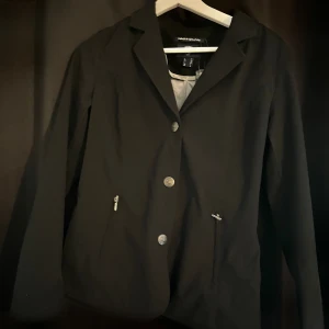 Tävlingskavaj - Jättefin tävlingskavaj, med lappar kvar.  Tyvärr aldrig kommit till användning  Passar XS-M  Nypris: 400kr Mitt pris: 150kr