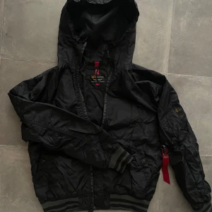 Alpha - Säljer en Alpha Industries MA-1 bomberjacka i mycket bra skick. Jackan är klassiskt designad med: