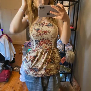 Blommig top❤️ - Super söt blommig klänning den är ganska kort så man kan ha den som både klänning och topp❤️den ät jättefin och har inga straps❤️