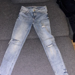 Ljusblåa zarajeans  - Storlek 34, skick som ny, håll i knänen, låg midja, köpt i Spanien 