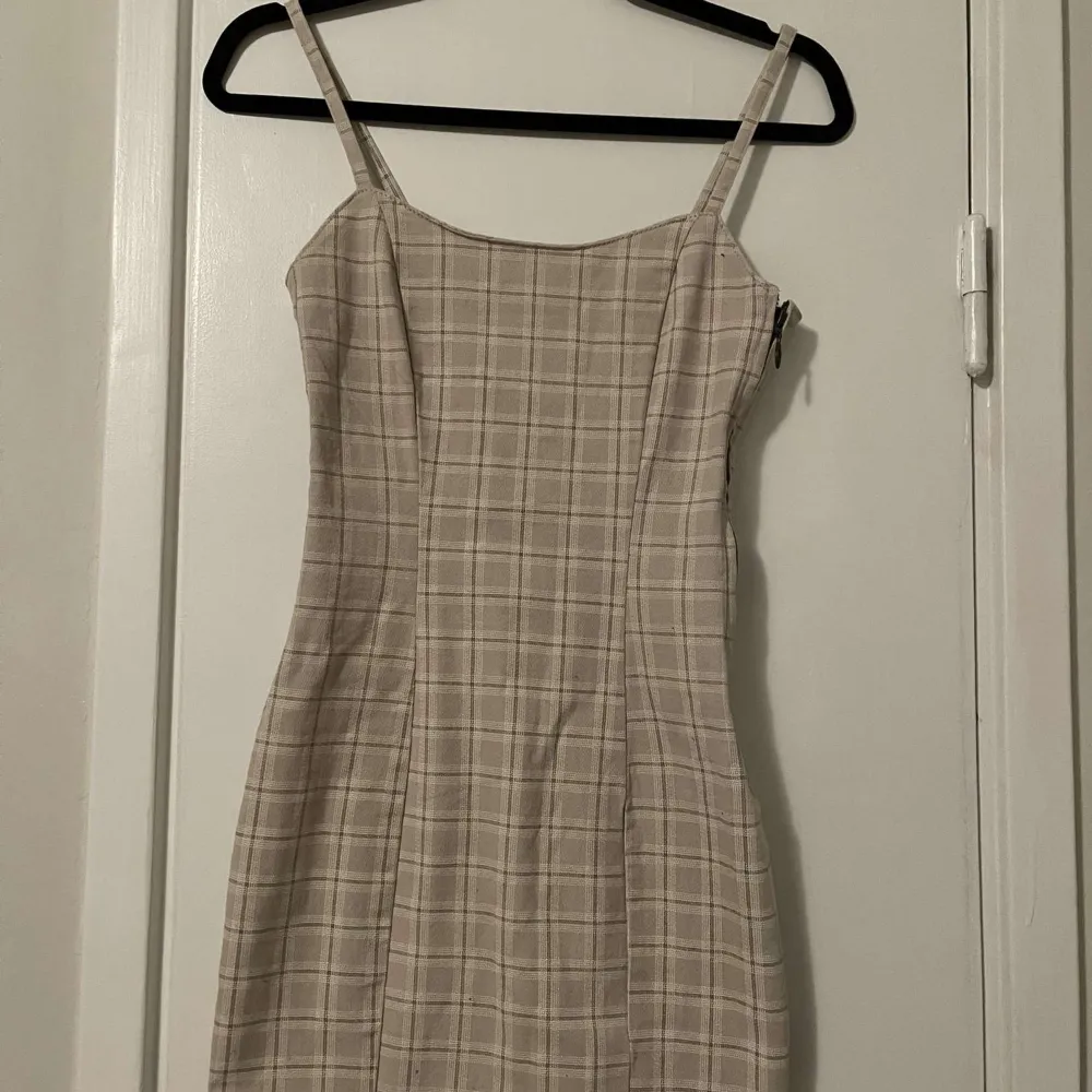 Beige rutig klänning i storlek xxs. Använd 1 gång. . Mekot.