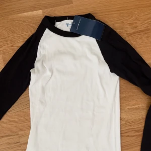 Brandy Melville tröja  - Helt ny oanvänd tröja från Brandy Melville med lapp, fick den gratis men inte min still. Passar mig som har XS