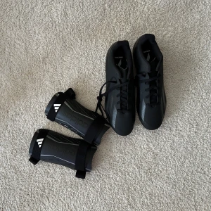 Adidas, fotbollsskor + benskydd - Något små i storleken. Aldrig använda!   Går att köpas separat, skriv då till mig.