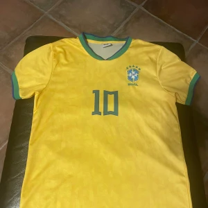 Brazil tröja  - Brasilien tröja, helt ny oanvänd. Med Neymar på ryggen och Inge defekter. Frågor & mer bilder skriv, priset kan diskuteras