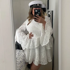 Volang studentklänning - Säljer min fina studentklänning! Fortfarande i bra skick, hålet vid axeln har jag sytt in, men kan såklart klippas bort. Vid frågor är det bara att kontakta.