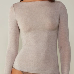 Intimissimi tröja - Beige Intimissimi tröja Hej! Jag säljer min beige Intimissimi tröja då jag inte har använt den. Inga hål och är väldigt fin!💕