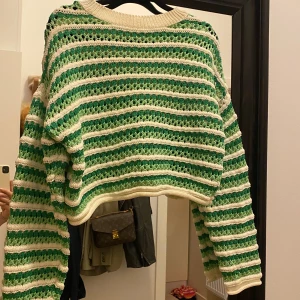 Tröja/kofta  - Randig vit grön tröja/kofta från Pull&Bear strl S 