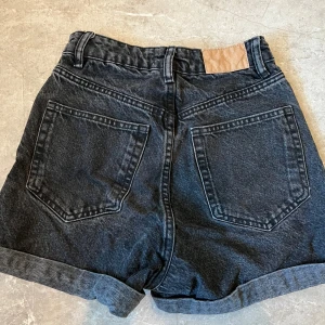 Svarta jeansshorts💖 - Fina svarta shorts perfekta till sommaren💞Skriv vid intresse eller frågor pris kan diskuteras💞