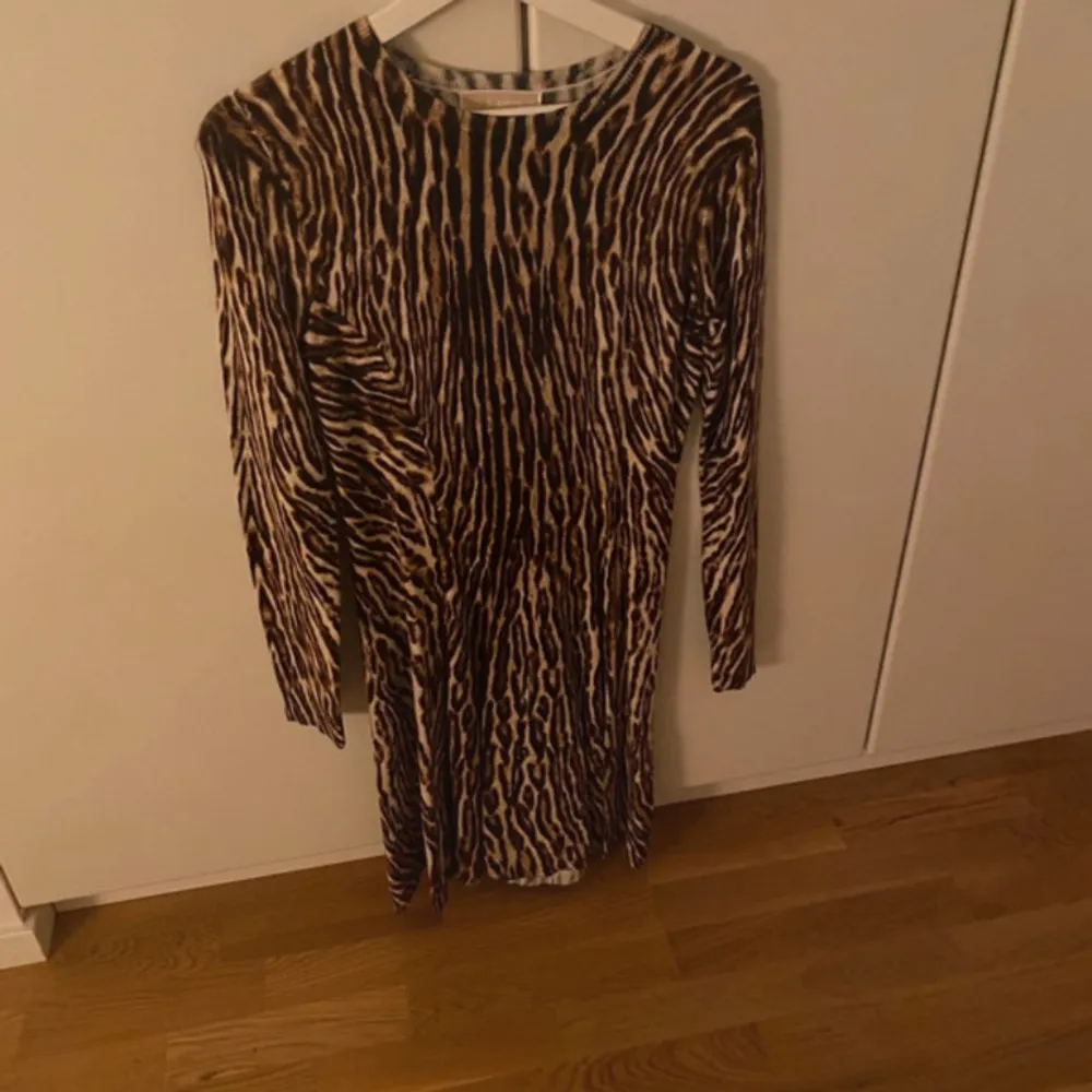 En klänning från Michael kors. Fin om man gillar leopard och är i väldigt skönt material. Köptes för 3500kr och säljes för 600kr. Klänningar.