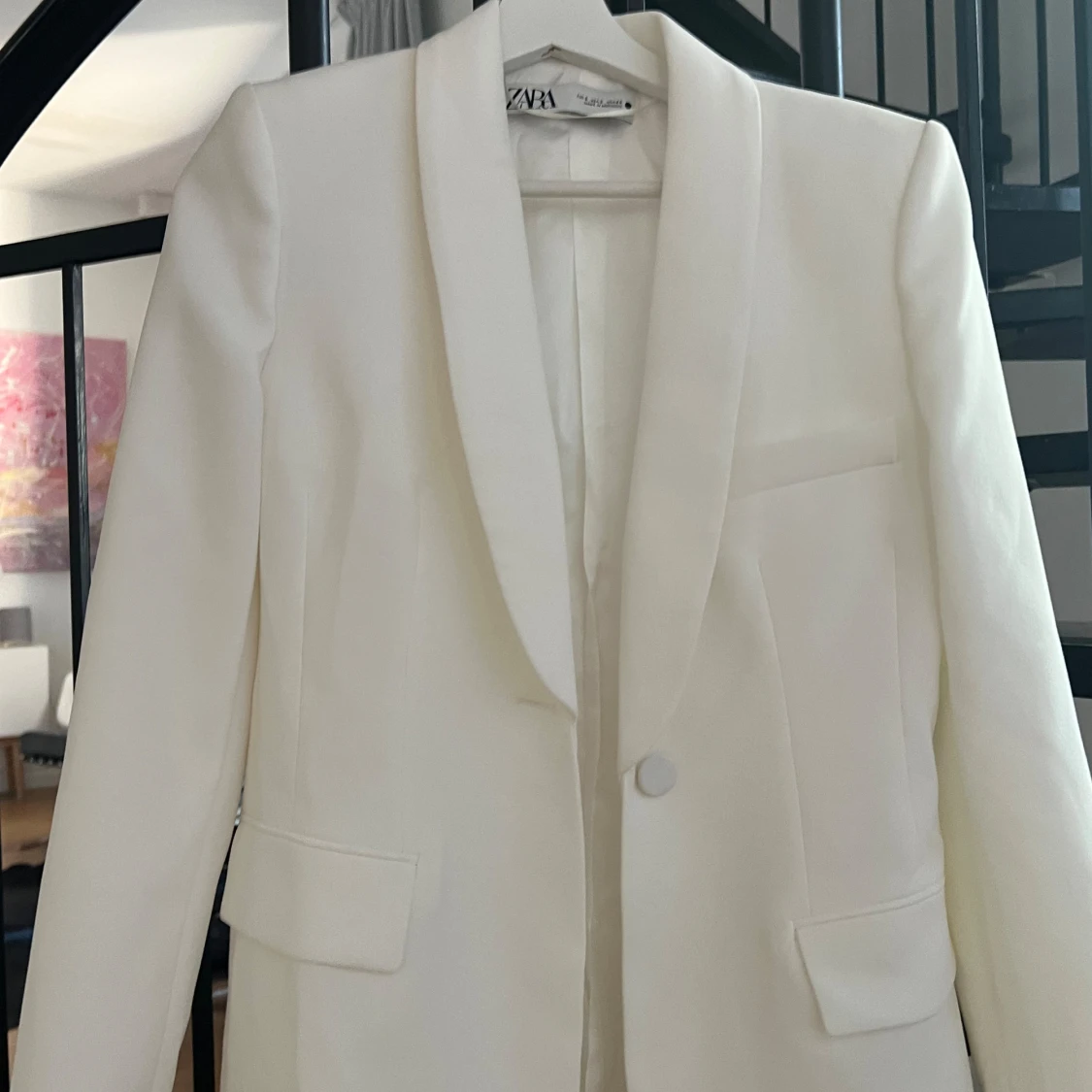 Vit kvinnlig kavaj zarađ