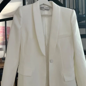 Vit kvinnlig kavaj zara💘 - Fin kavaj från zara💘Skriv vid intresse eller frågor💖Pris kan diskuteras💞