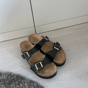 Tofflor  - Tofflor med platåsula, använda fåtal gånger förra sommaren