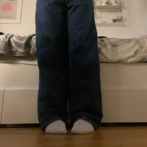 baggy jeans  - säljer dessa då dem är alldeles för stora för mig. Använda några gånger & varit utlånade, men i bra skick! För referens är jag 172 cm och bär oftast xs-m (håller i jeansen bak på 2 av 3 bilder, skärp behövs för min del annars)