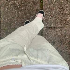 Vita linnebyxor - vita linnebyxor med töjbar midja och en lös passform! Byxorna är väldigt bekväma att bära. Storlek 164, men passar xs/s