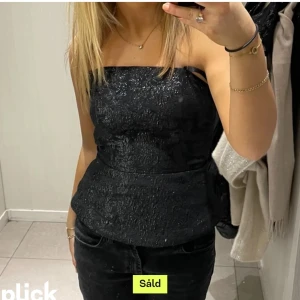 Glitter topp - Säljer denna topp då den var för liten. Köpte den här på Plick och den är i bra skick💗