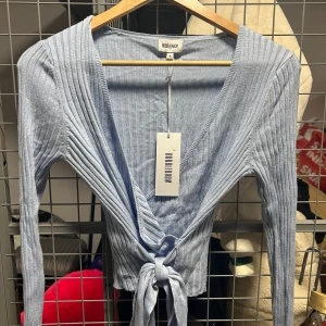 Top - Jätte söt top från bubbleroom, helt oanvänd med prislapp, snöring runt.